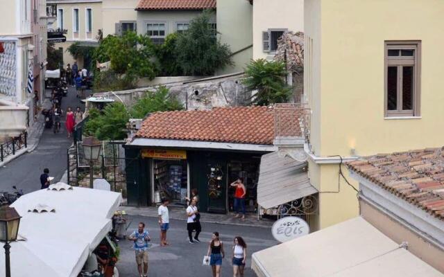 A Beautiful 2 bdr House in the Heart of Plaka