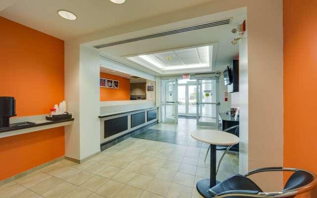 Motel 6 Toronto Brampton