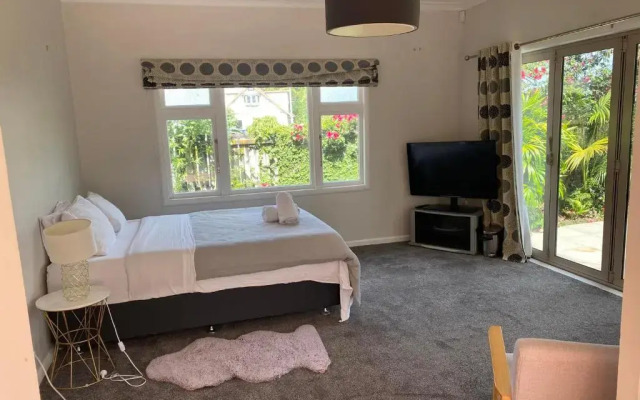 J&L Boarding Holiday House