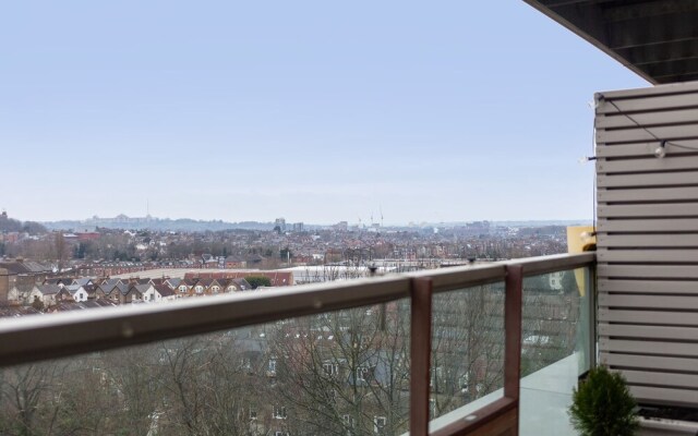 Beautiful Modern Apartment Centrally Located