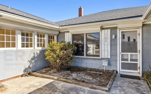 Charming Oceanfront Beach House by RedAwning