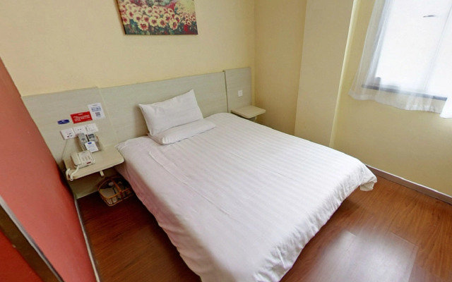 World Smart Hotel (Shanghai University of Finance and Economics Dabaishu Subway Station)