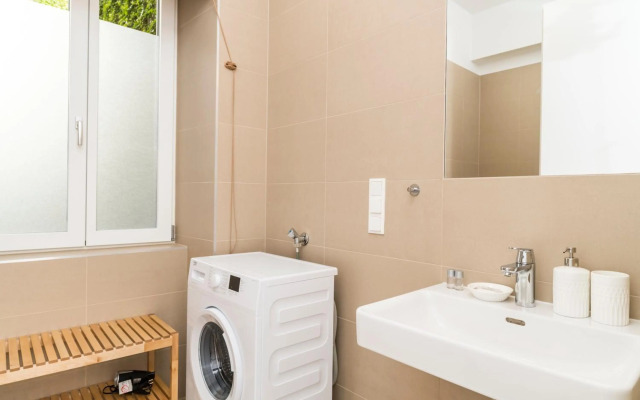 Prater Balcony Suite by ichbucheAT