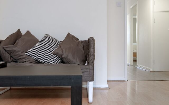 Spacious 2 Bedroom House in Bow