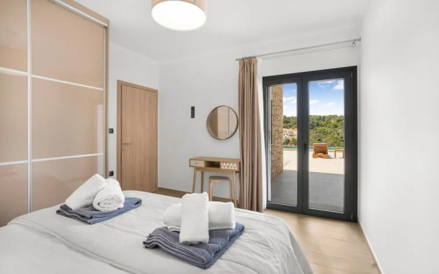 Villa Chriselia - 3 Bedrooms With Sea Access