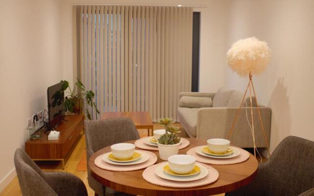 whats she want-- 2beds 2bath apartment