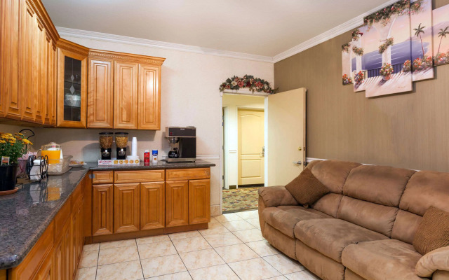 Howard Johnson by Wyndham Bakersfield