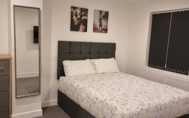 Charming 4-bed House in Enfield North London