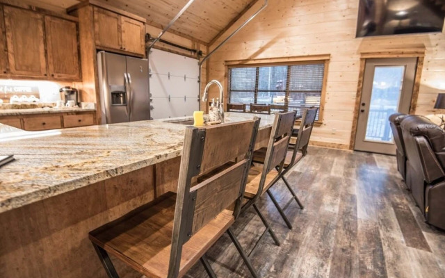 All Decked Out Cabin in the Woods With Fireplace, Bbq, and Swing Bed by Redawning