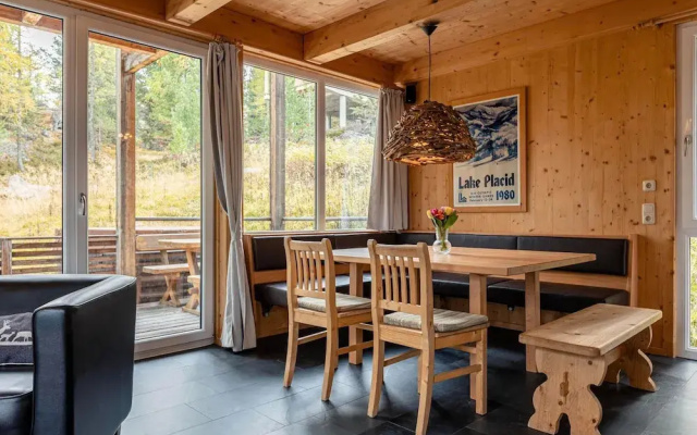 Lavish Chalet With Outdoor hot tub