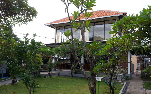 Puri Mandhara Lovina