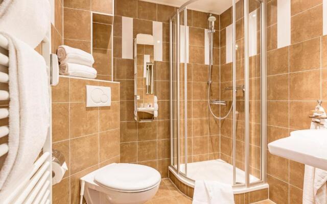 Morderne 3-Zimmerwohnung in einer Hausscheibe unter Reet