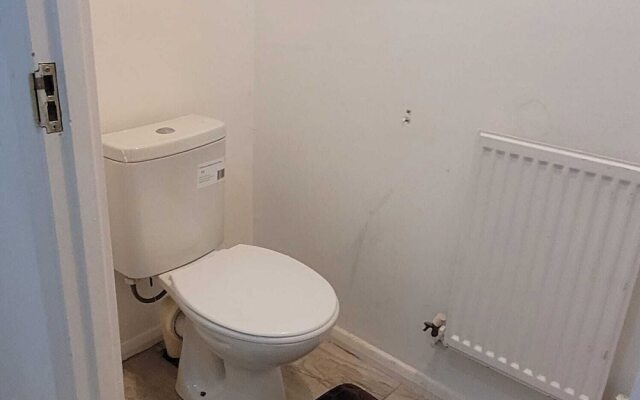 Exquisite 3-bed Royal Pearl Home in Greater London