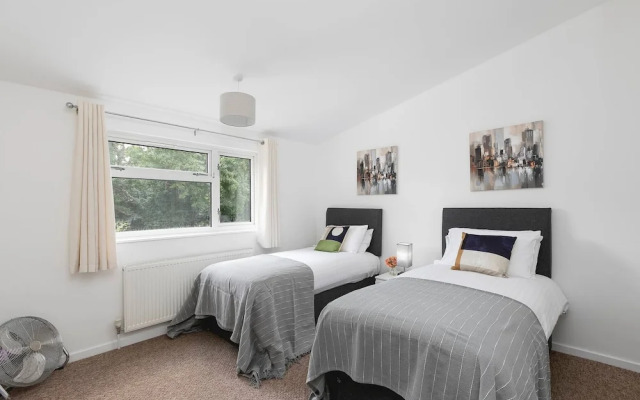 Skyvillion - Lush 2 Bed Hydean Way House & Garden