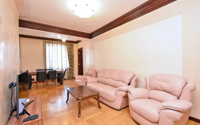 North Ave. apartment by Luxe Group HH777