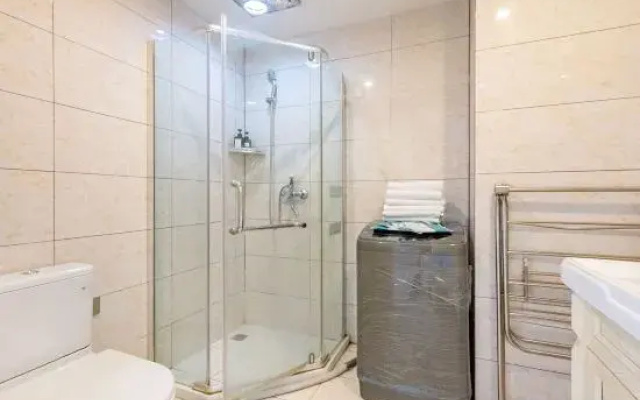 Ganghui Four Seasons Hotel Apartment (Dalian Railway Station Zhongshan Square)