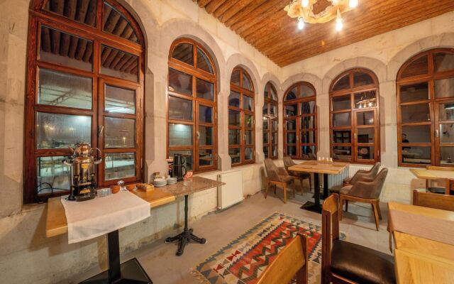 Kapalos Cave Hotel