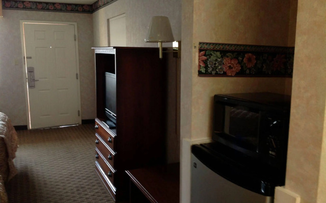 Colonial Inn & Suites /Airport/Graceland
