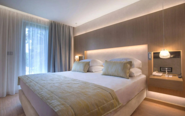Maestral Resort & Casino