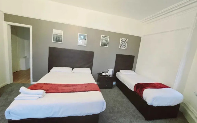 OYO Kingswood Hotel