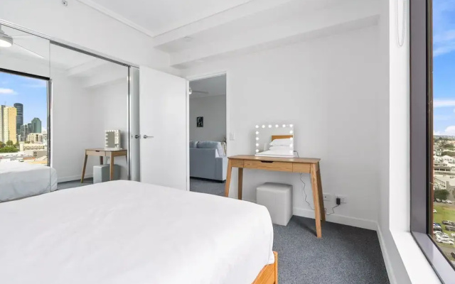 Chic 1 Bed Inner-city Retreat With Pool and Views