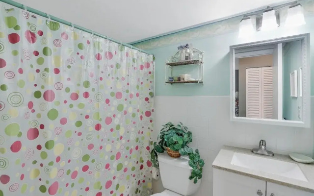 Idyllic Condo With Brief Walk to Beach and Restaurants