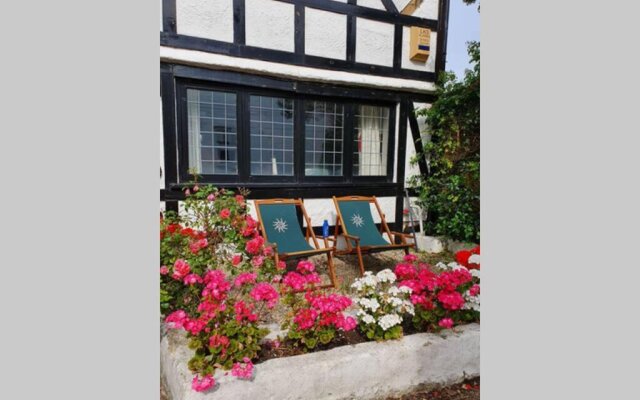 Bournemouth secluded cottage 10mins walk to beach