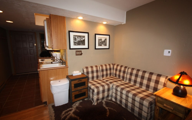 Four O'clock Lodge B05