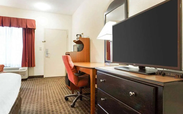 Quality Inn & Suites near Six Flags - Austell