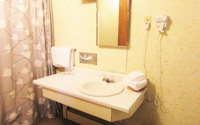 Traveler's Inn Motel