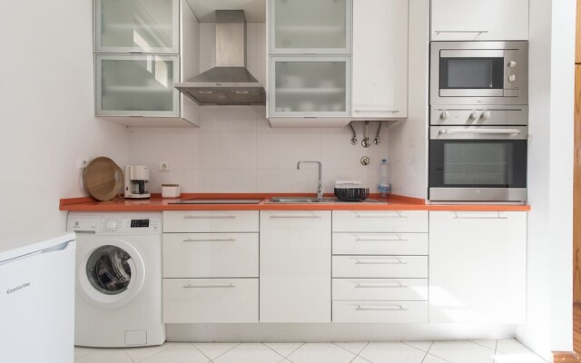 Bright and Airy Apt with balcony by LCH