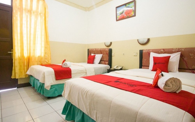 RedDoorz Plus near Pelabuhan Bitung – Guest Rooms – Bitung