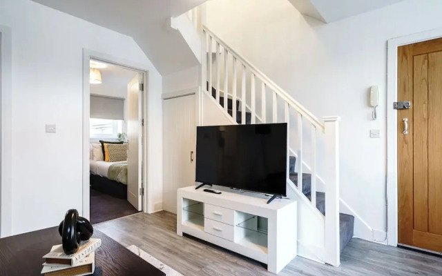 Whitchurch 2 Bedroom Flat near Hospital