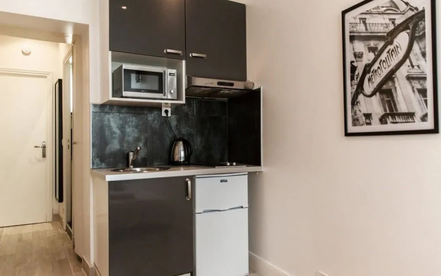 Montmartre Apartments Leo Ferre