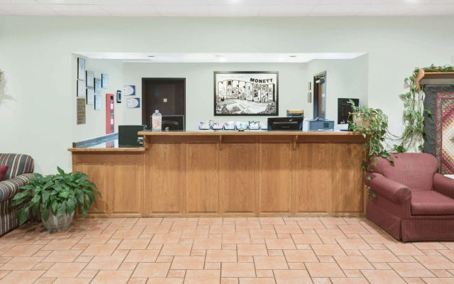 Super 8 By Wyndham Monett