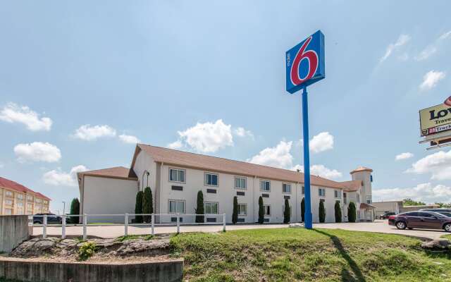 Motel 6 Hutchins