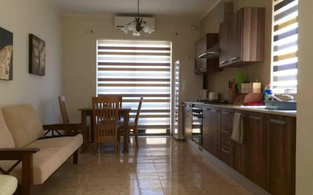 May Flower: Modern Flat close to Airport/Bus Stops