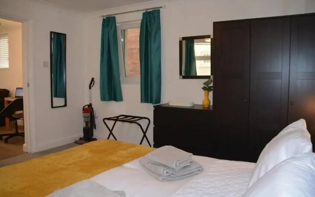 Stunning 1BR Apt in Central Cheltenham
