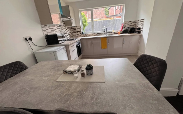 City Centre-4 Br-sleeps 7-garden-free Parking