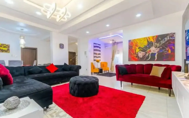 Comforts Court And Apartment