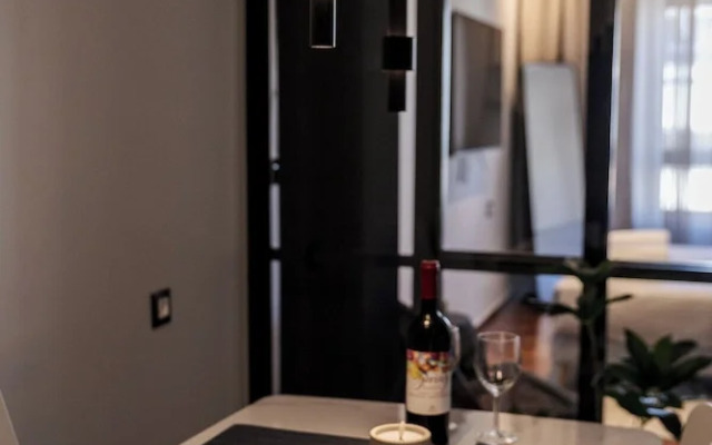 Demmi Central 2BR Designer Apt