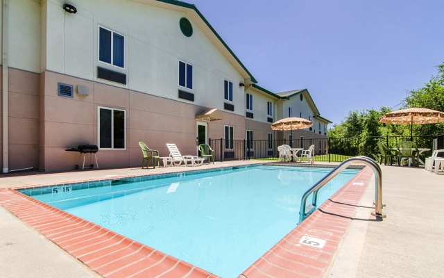 Quality Inn & Suites Lenexa Kansas City