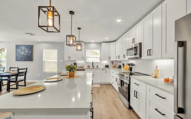 Spacious & Homey 4br/3ba W/amenities Near Downtown