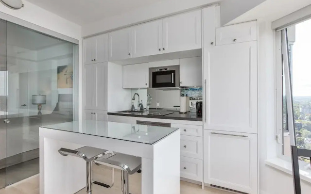 QuickStay - Chic in Yorkville (Yonge & Bloor)