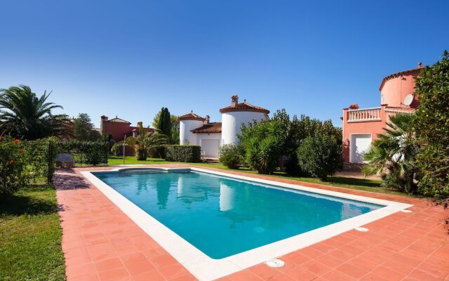 Quaint Holiday Home in Vilacolum With Swimming Pool