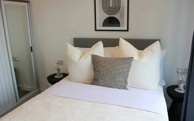 Slate Suite 1BR City Views