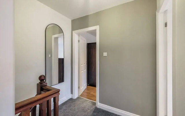 Sleek 2B/1B Retreat in Lindley, Huddersfield
