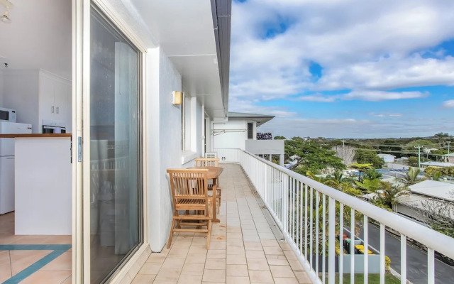 Marine Mirage - 2 Bedroom Apartment with Beachfront Vibes
