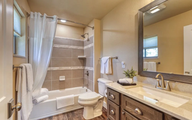 Modern Condo Near BH Attractions-garage Parking