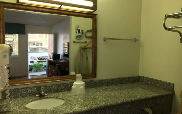 Riverside Inn & Suites